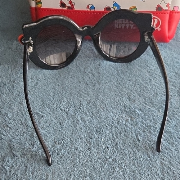 Crap Eyewear Hello Kitty Womens Sunglasses with Red Bow and Black Frame. RARE. - Picture 4 of 7